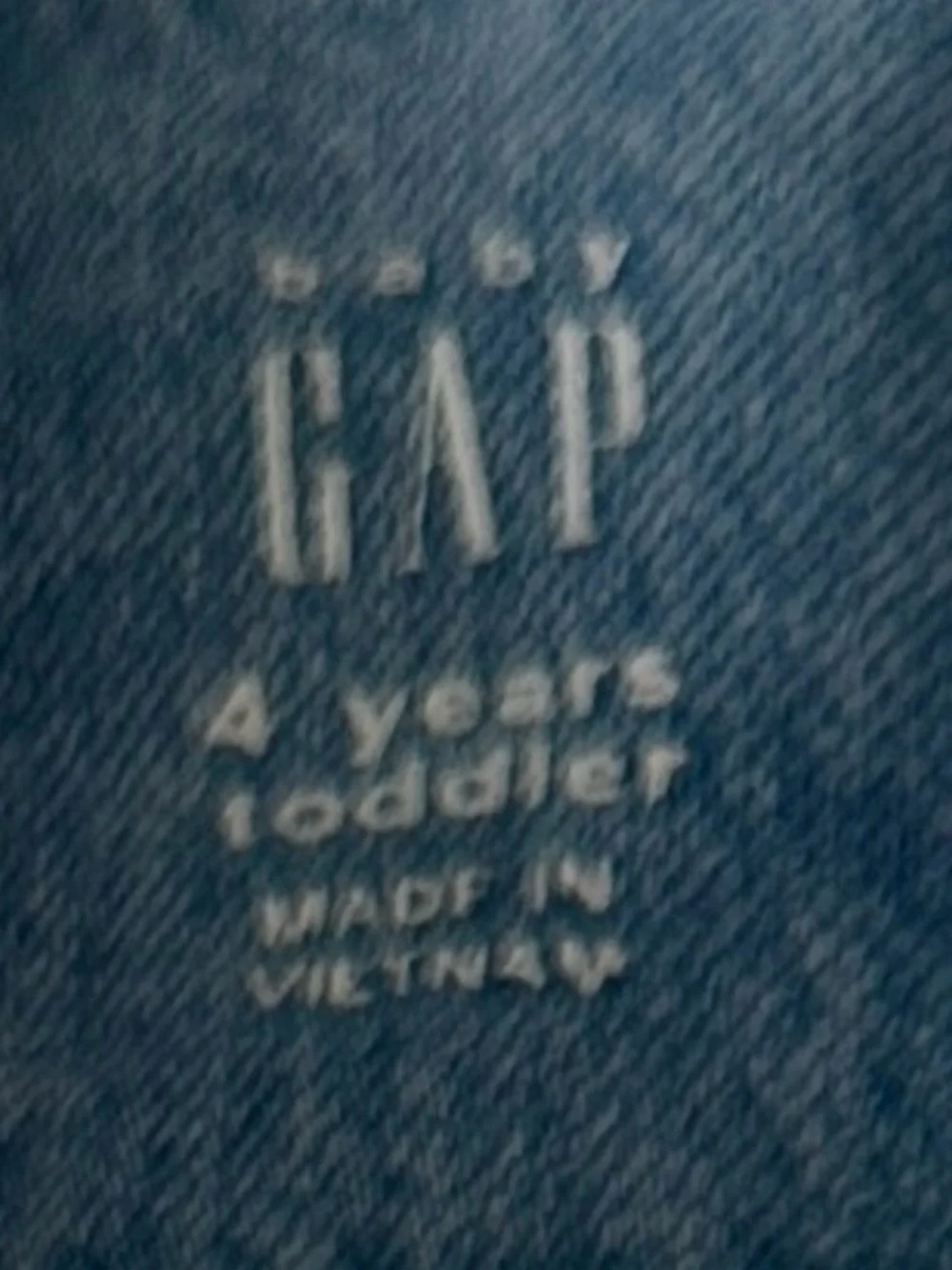 GAP girl’s Denim vest. frayed sleeveless edges, chest flap pocket.  Size 4T.